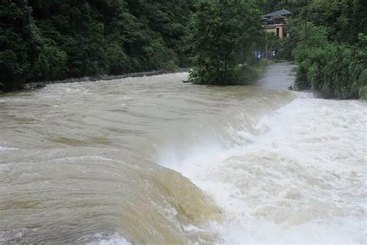 梦见洪水大河