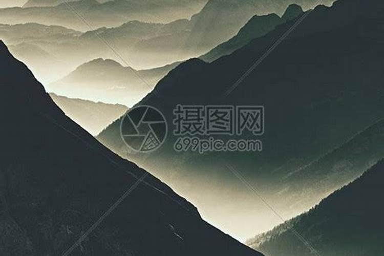 梦见高山耸立在眼前清晰可见