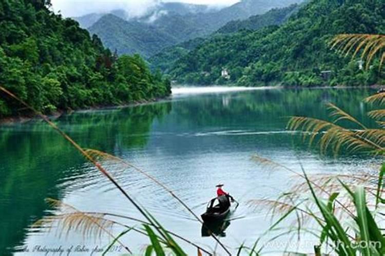 梦见水流动得很急