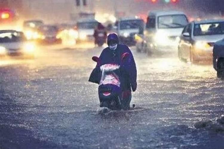 梦见骑电动车被雨淋湿