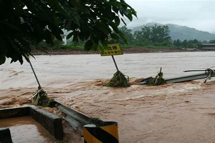 梦见大雨河水泛滥