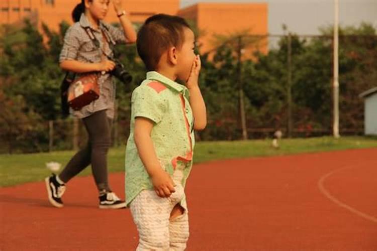 梦见抱着尿湿裤子的小女孩