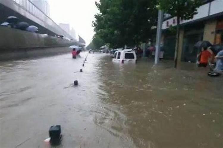 梦见洪水路面塌陷