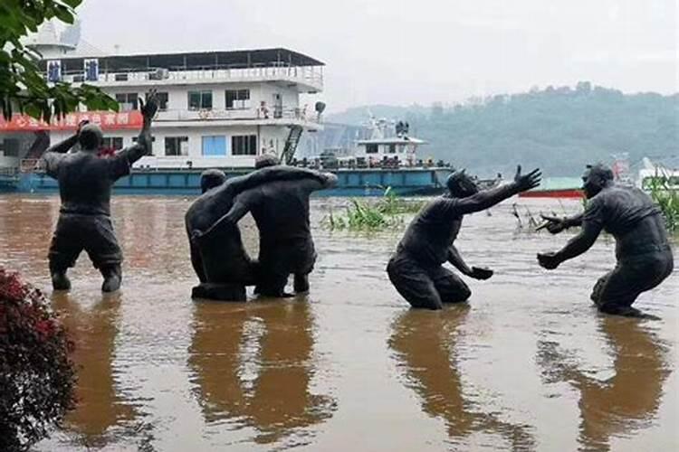 梦见大水把鞋冲走了