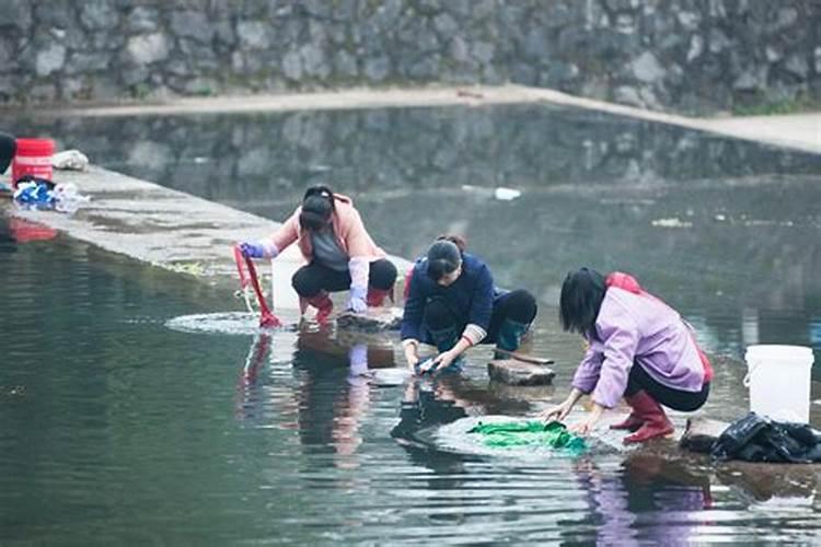 女人梦见在清澈的河边洗手