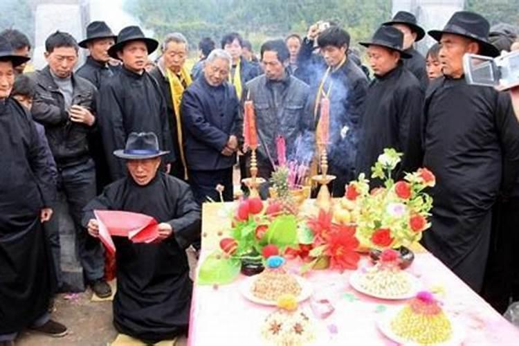 清明节坟头添土