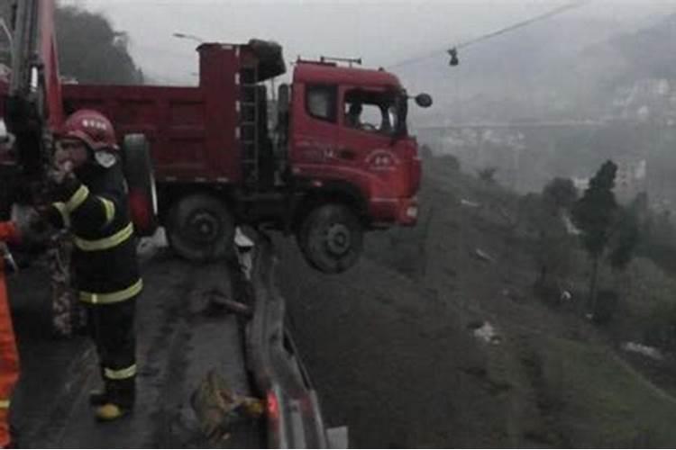 梦见红色的小轿车掉下山崖什么意思