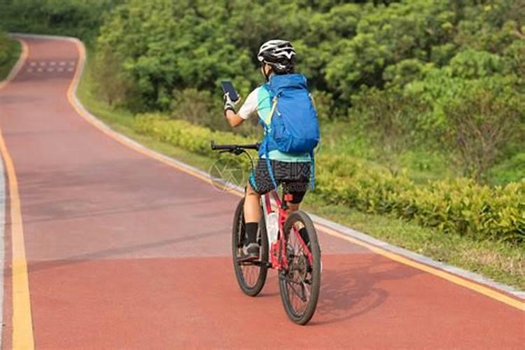 梦见下雨骑车道路不好走