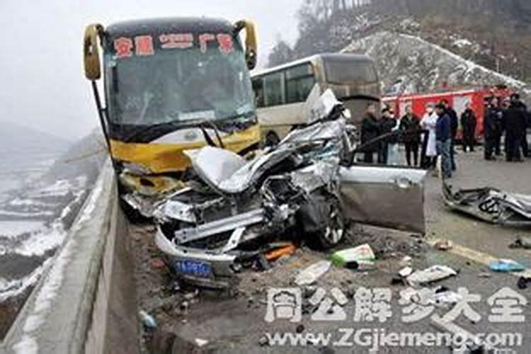 梦见满天乌云要下雨什么意思