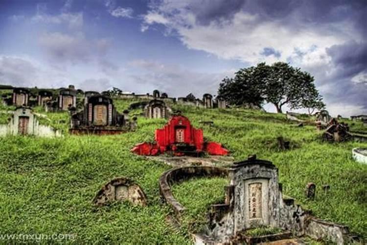 梦见墓地好多人在埋死人的棺材什么意思啊