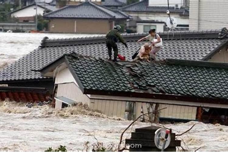 梦见雨鞋被水冲