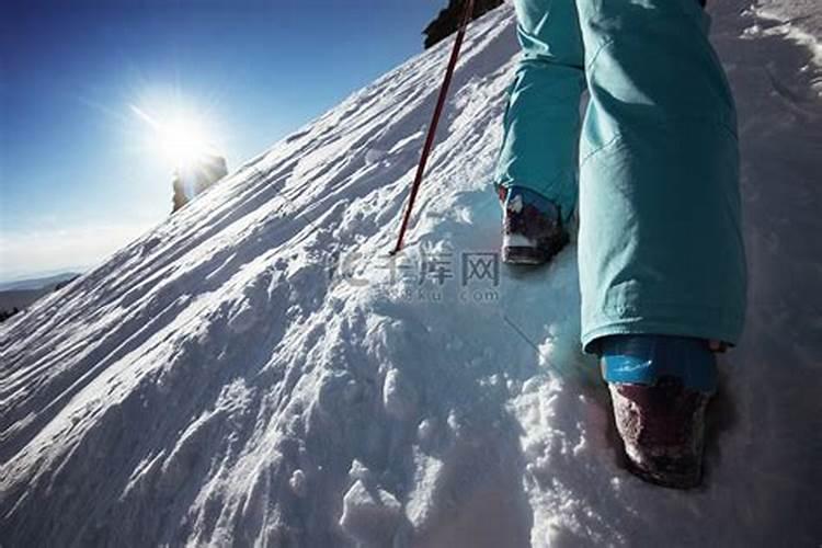 梦见滑雪往上坡滑了很害怕