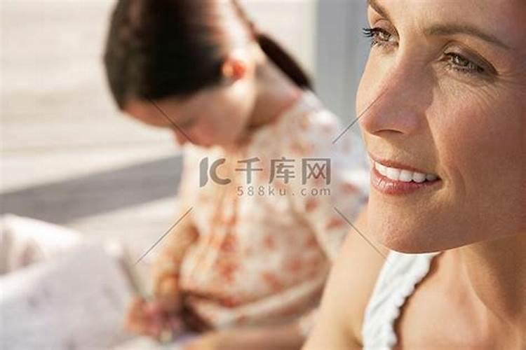 梦见女人紧靠着我