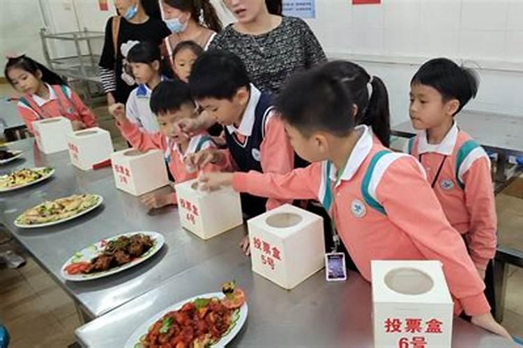 梦到回到学校食堂吃饭