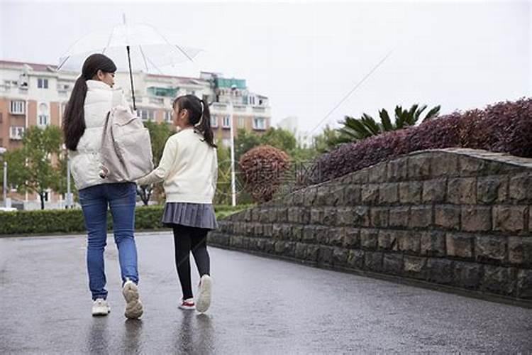 女人梦见下雨放学回家