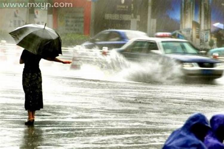 梦到下大雨在雨中奔跑什么意思