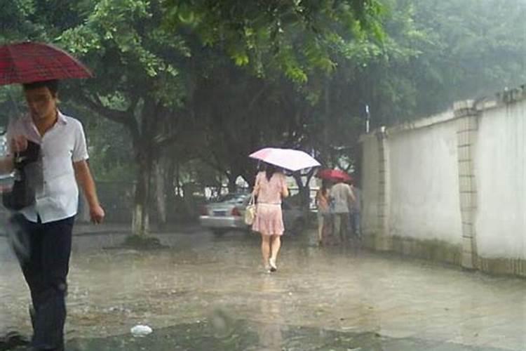 梦到下大雨在雨中奔跑什么意思周公解梦