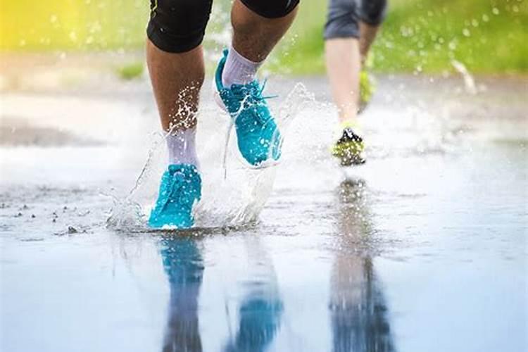 梦见下特别大的雨中跑