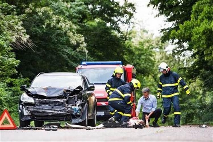 梦见女性朋友被车撞死