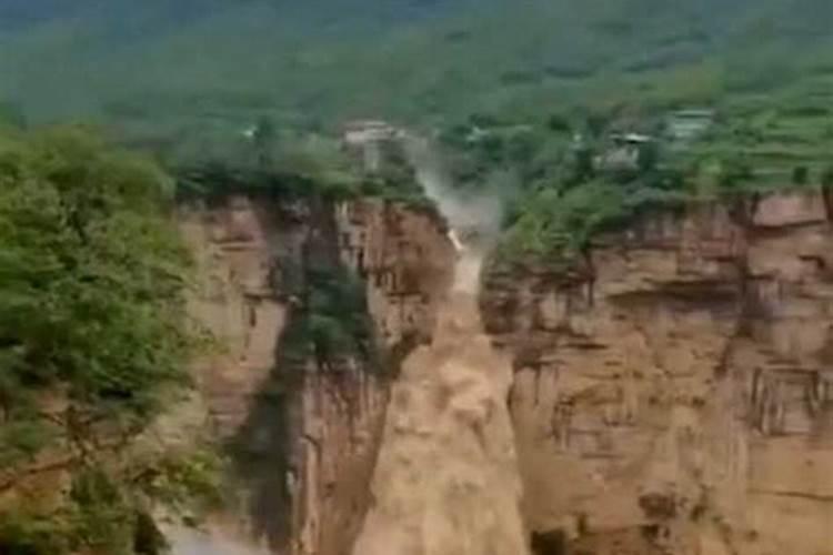 梦见大山洪看见水从山顶喷涌而下来了