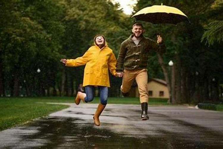 中年女人梦见下雨淋湿自己