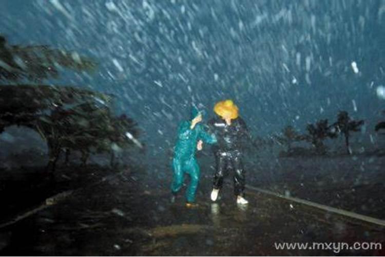 梦见狂风暴雨来临是什么意思