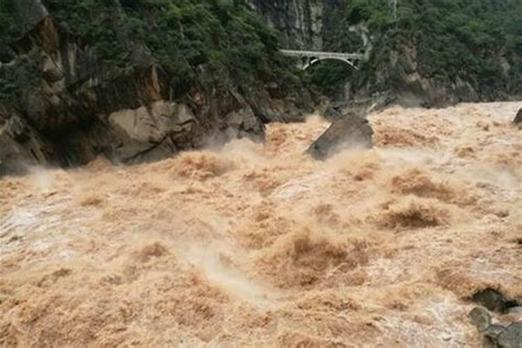 梦见大雨和洪水泛滥了