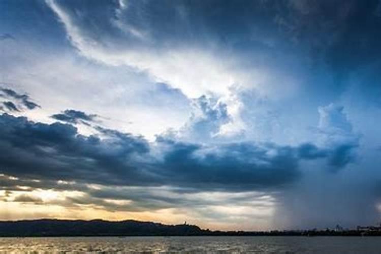 梦见下暴雨洪水倾泻