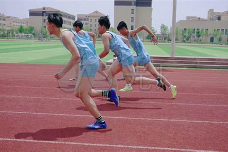 梦见好多学生在操场跑步