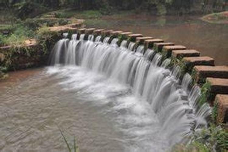 梦见筑堤坝拦水