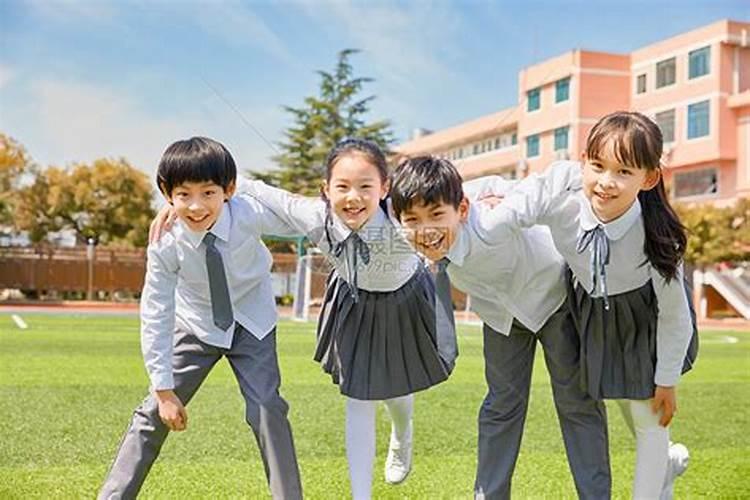 梦见一群小孩上学的小学生在玩