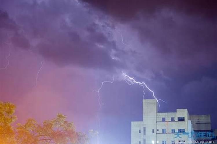 梦见下很大的雨还打雷