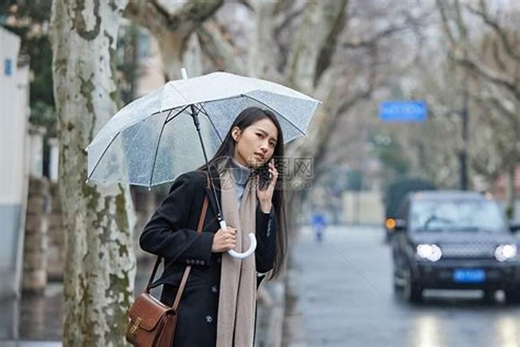 女人梦见坐的士下雨