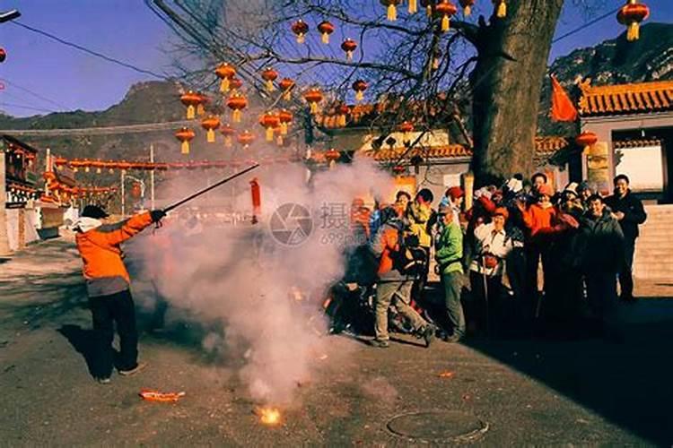 清明祭祀放鞭炮