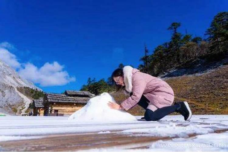 女人梦见地上都是雪