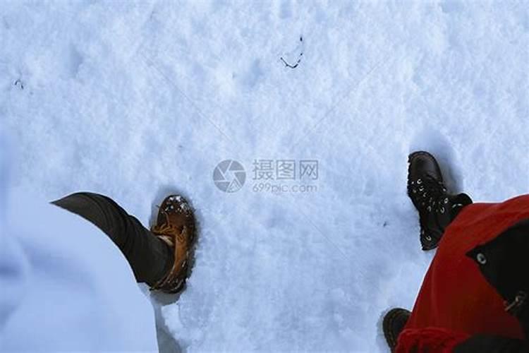 梦见光脚踩雪地