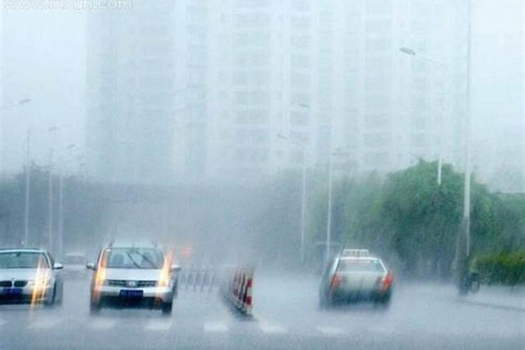 梦见下很大的雨和死人