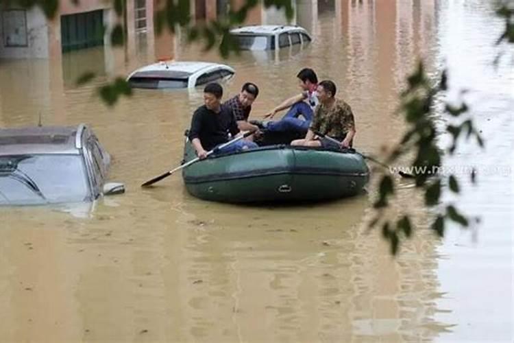 梦到洪水灾难中死里逃生什么意思