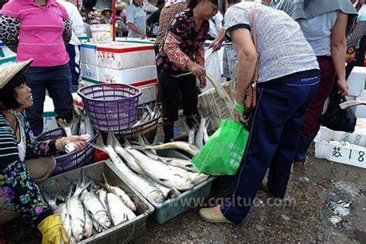 女人梦见家人在卖鱼吃