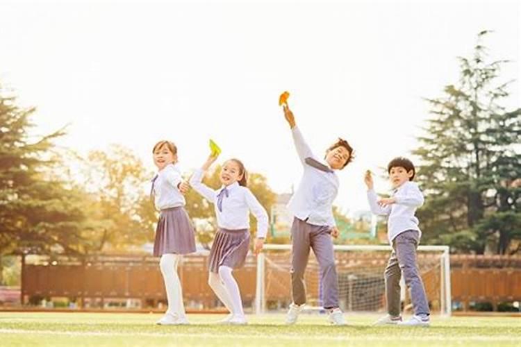 女人梦见很多小学生在一起玩