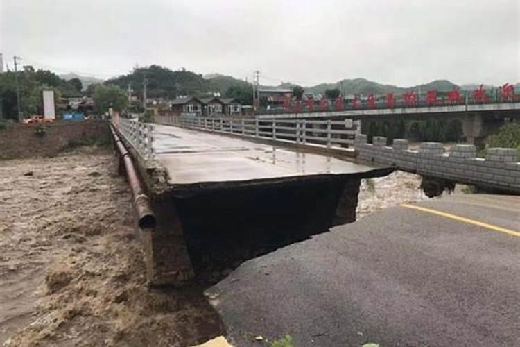 梦见暴雨发大水冲毁路