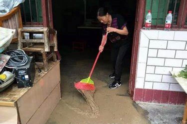 梦见下雨车内进水什么预兆解梦