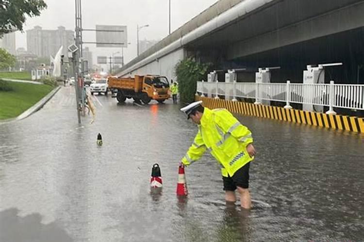 梦见大雨路面积水