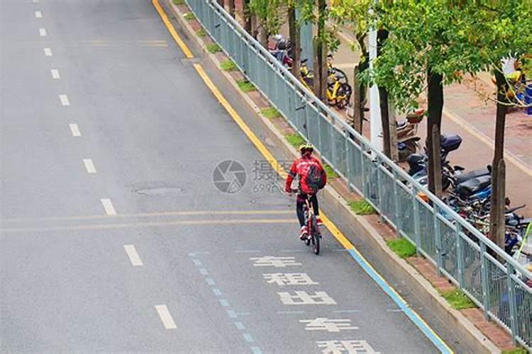 梦见自己骑车在马路上