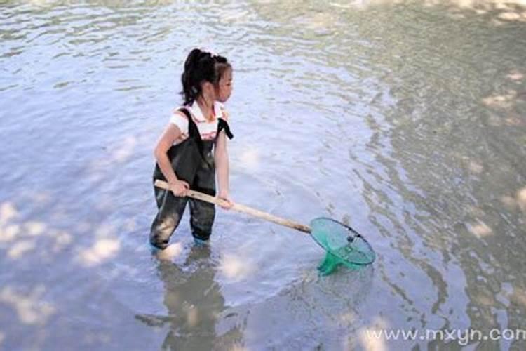 梦见亲人在河里捞鱼