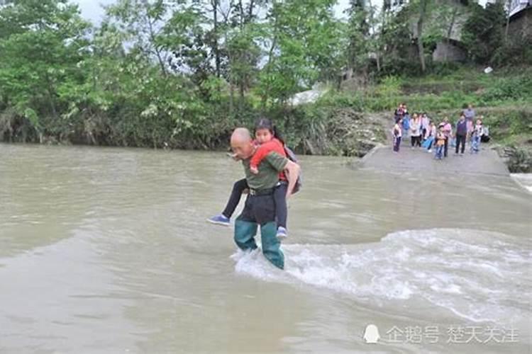 梦到背着小孩过河