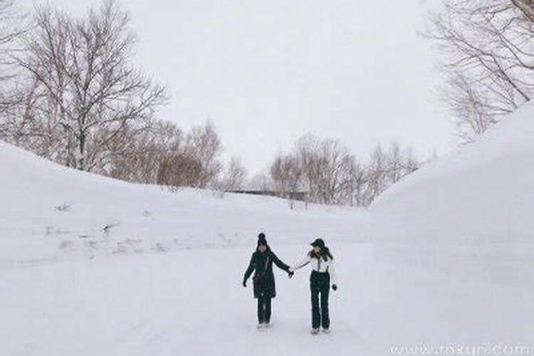 梦见在雪地上光脚走路是什么意思