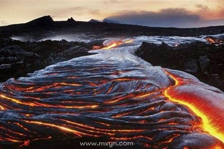 梦见火山爆发拼命逃跑是什么意思