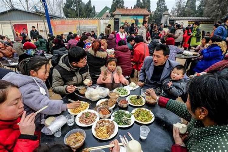 梦见家里摆酒席好多人在吃饭