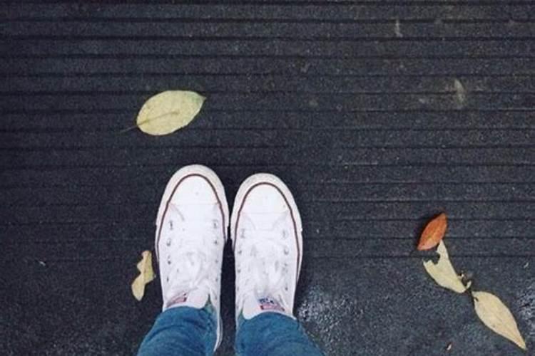 梦到淋着雨走路什么意思啊